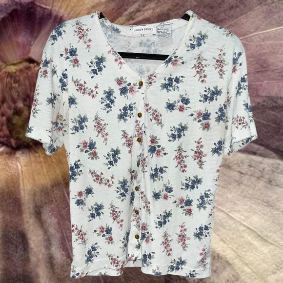 90’s floral button-up shirt. Faux wooden buttons. Cute eyelet crochet lace - Picture 1 of 5